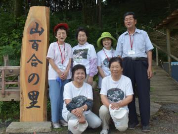 山百合の里を整備するメンバー=行方市井上
