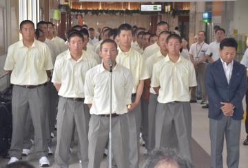 出発式で決意を述べる三村航平主将ら土浦日大ナイン=JR土浦駅