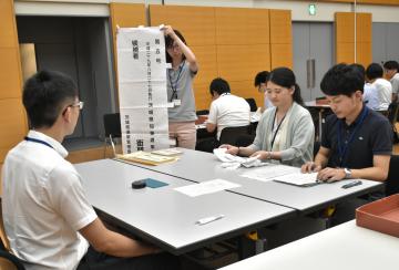 知事選の立候補受け付けのリハーサルを行う県選管の職員たち=県庁