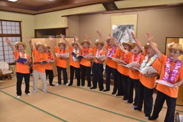 平均年齢78歳の男声合唱団「おっつあんず」。振り付きの歌もある=桜川市友部