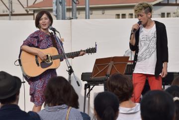 あなむさんや川島ケイジさん(左から)が出演した音楽ライブ=潮来市日の出