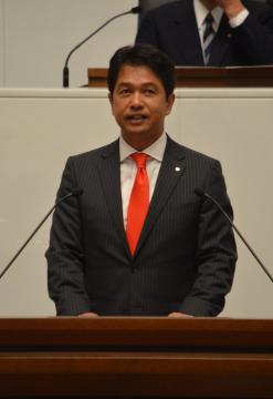 県議会本会議で所信を述べる大井川和彦知事=県議会議事堂