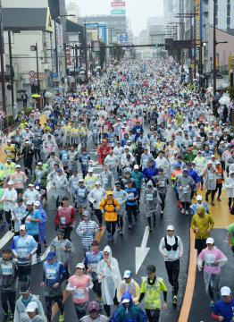 水戸のメインストリートを駆け抜けるランナー=水戸市大工町、根本樹郎撮影