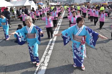 雨情の里港まつりのオープニングを飾る女性約100人による「雨情おどり」=北茨城市関南町仁井田