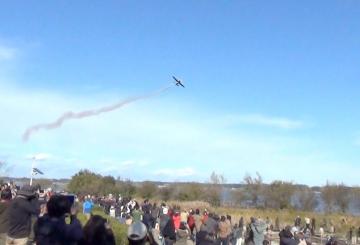 霞ケ浦の湖上で行われたエアショー=土浦市大岩田