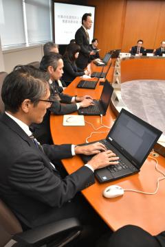 県が設立した「仕事の生産性向上プロジェクト推進本部」の第1回会議。パソコンなどを使用したペーパーレス形式で行われた=県庁