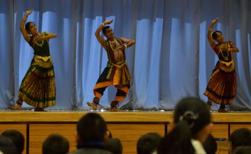 J・クリシュナ・クマールさん(中央)らがインド舞踊を披露した鑑賞会=行方市玉造甲