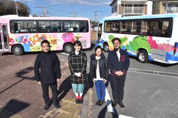 デザインを担当した(左から)東京芸大非常勤講師の柚木恵介さん、丸山素直さん、地域おこし協力隊の石渡のりおさん夫妻=北茨城市役所