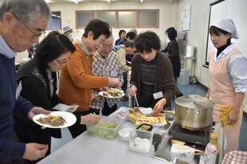 発酵食品を使った簡単料理を試食する参加者=高萩市高萩