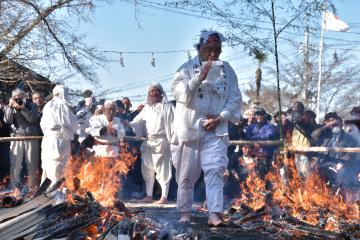茨城新聞】素足で“火の道” 無病息災を祈願 桜川・加波山神社本宮