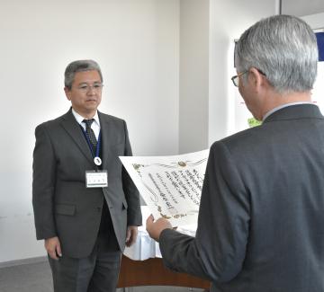 表彰を受ける筑西市立大田小の田村俊之教頭=県庁