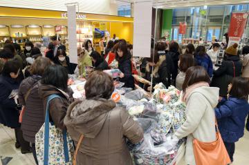初売りで福袋を品定めする買い物客=水戸市泉町の京成百貨店、根本樹郎撮影