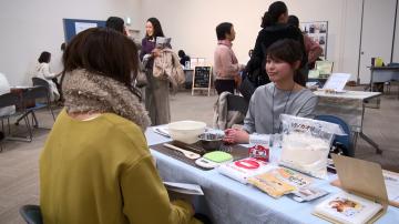 ブースで自身の活動紹介をする受講者=水戸市内原町のイオンモール水戸内原