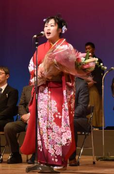 審査員らを背に歌声を披露する、優勝した水戸市の伊藤芳枝さん=県民文化センター