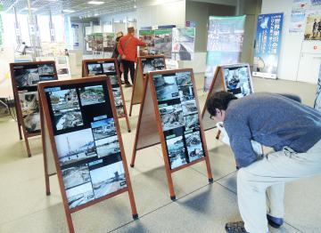 県が集めた東日本大震災関連の写真や資料の展示が始まった=県庁