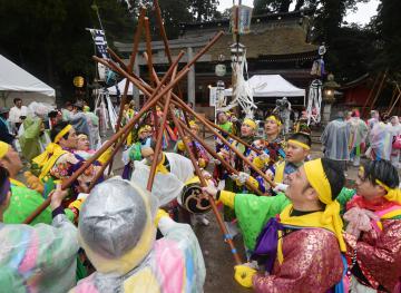 鹿島神宮の本殿前で樫棒を組み鳴らす囃人たち=鹿嶋市宮中