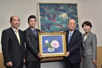 日本画家の村田猛氏の作品を寄贈した村田亮さん(右から2人目)。左から2人目が大部勝規市長=高萩市役所