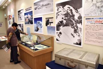 木村勝久さんが撮影した写真や愛用した品が展示されている=坂東市山