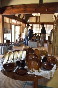 木工作品展が始まった高萩市中戸川の山里民家ギャラリー