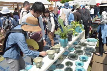 初日からにぎわう「笠間の陶炎祭」会場=笠間芸術の森公園イベント広場