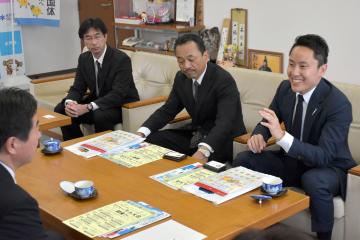大会への誘客について持論を語る太田雄貴さん(右)=水戸市中央
