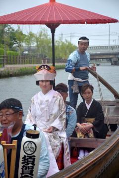 嫁入り舟に乗る須賀成穂さん=潮来市あやめ