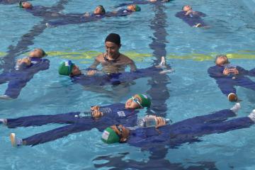 ペットボトルを抱いて浮く練習をする児童たち=北茨城市立中郷第一小学校プール