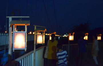 灯ろう明かりがつり橋を彩る「竜神峡灯ろうまつり」=常陸太田市天下野町