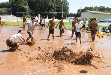 泥まみれの熱戦が繰り広げられた「泥んこバレーボール大会」=筑西市倉持