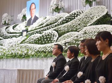 山口武平さんのお別れの会で出席者を迎える梶山弘志自民党県連会長(左)ら=水戸市千波町の水戸プラザホテル、菊地克仁撮影