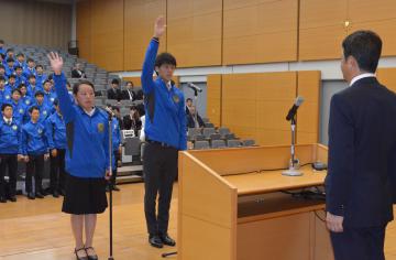 選手団を代表し、選手宣誓する秋山雄太さんと石川綾乃さん(右から)=県庁