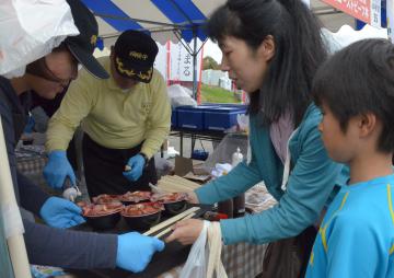 人気を集めた常陸牛とふくまるを使ったローストビーフ丼=常陸太田市新宿町の山吹運動公園