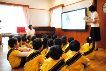 開所式で、電子黒板に映し出された英語教材を使って元気いっぱいに英語を発音していたリリー幼稚園の園児たち=水戸市酒門町