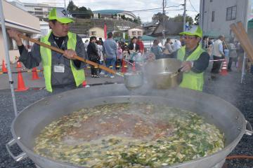 鉾田市産の野菜をふんだんに使った汁もの1000食が安価で振る舞われた「鉾田うまかっぺフェスタ」=同市鉾田