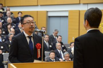 受賞者を代表し謝辞を述べる映画監督の中村義洋さん(左)=県庁講堂
