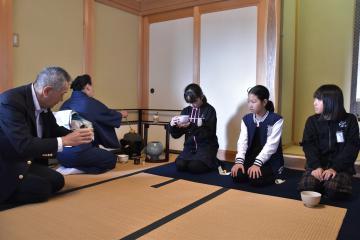 茶席を体験する児童たち=桜川市西飯岡