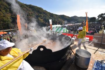 多くの行楽客が訪れた関東一の大鍋で調理した芋煮会=常陸大宮市山方