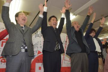 当選して万歳する大谷明氏(左から2人目)=18日午後10時35分ごろ、ひたちなか市馬渡