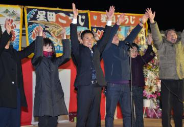 つくば市区でトップ当選を果たし万歳する星田弘司氏=9日午後10時15分ごろ、同市西大沼、高松美鈴撮影