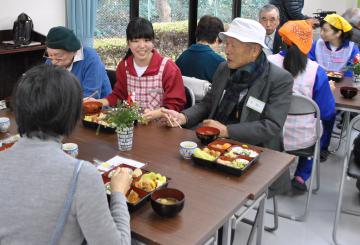 鹿島高校の生徒との食事を楽しむお年寄り=鹿嶋市城山