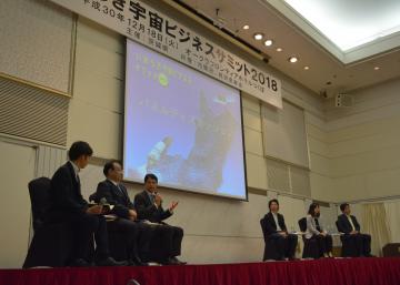 宇宙ビジネスについて意見を交わす大井川和彦知事(左から3人目)や宇宙ベンチャー経営者ら=つくば市吾妻