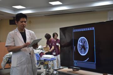 日立製作所日立総合病院にCT画像を送信する高萩協同病院の医師=高萩市上手綱上ケ穂町