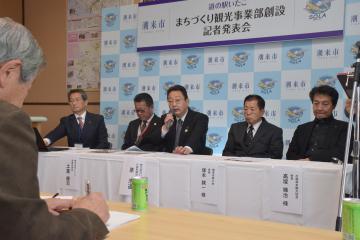 まちづくり観光事業部の創設などを発表する潮来市の原浩道市長(右から3人目)=道の駅いたこ