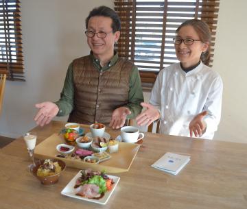 県北ガストロノミー用の料理を紹介するうのしまヴィラ館主の原田実能さん夫妻=日立市東滑川町