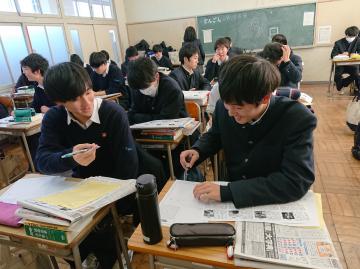 「時の人」で紹介される将来の自分を想像して記事を書く生徒たち=水戸市の県立水戸工業高校