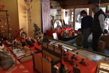 見世蔵に飾られたひな人形を楽しむ人たち=桜川市真壁町真壁