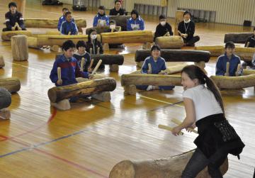 打楽器奏者の加藤訓子さん(手前)からログドラムの指導を受ける児童たち=鹿嶋市中の市立中野西小