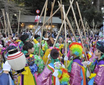 鹿島神宮の境内で樫棒を打ち鳴らし祭頭囃を披露する囃人たち=鹿嶋市宮中