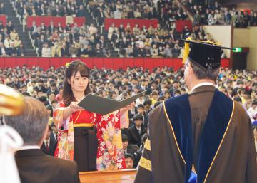 茨城新聞 変化に柔軟対応を 茨城大卒業式 81人 新たな道へ