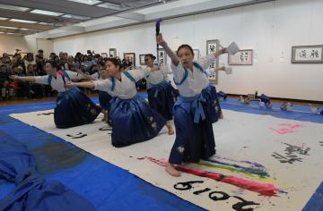 華麗なダンスを交え演技する水戸葵陵高書道部=水戸市千波町